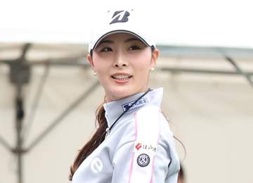 女子ゴルファー鶴岡果恋 3歳下プロ野球選手の夫からプレゼント「感動をありがとう！」