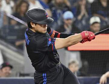 岡本和真の死球に本拠地スタンドがブーイング 前DeNA左腕の直球が右膝に 大事には至らず 後半戦初打席でヒヤリ
