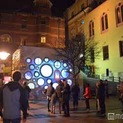 街中に光のインスタレーションが(C)モデルプレス