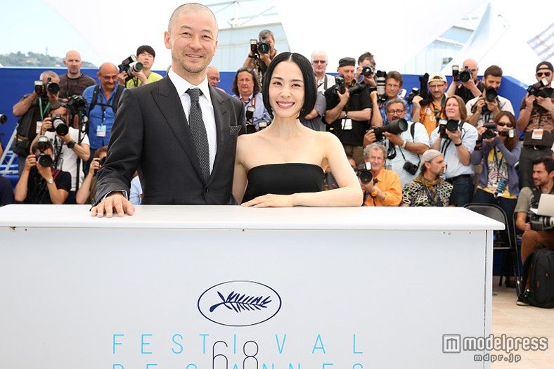 浅野忠信、深津絵里／（C）Kazuko Wakayama