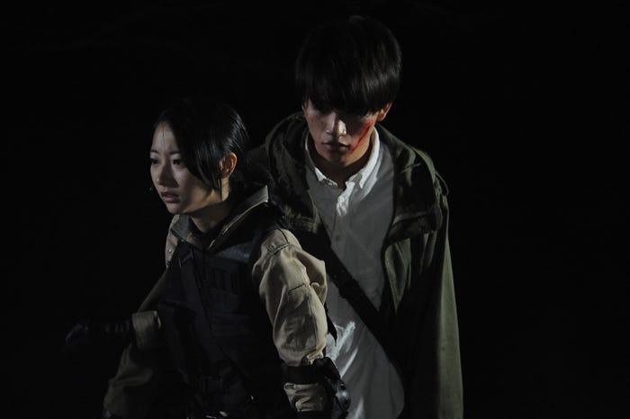 武田玲奈、藤田富「仮面ライダーアマゾンズ THE MOVIE 最後ノ審判」(提供写真)