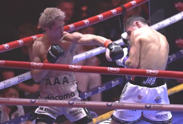 敗れたピカソは憮然 12回終了後は右手を上げて勝利アピールも フルマーク含む大差判定負けでプロ初黒星