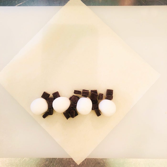 手順1：春巻きの皮にマシュマロ4個、チョコレートを並べる／画像提供：柏原歩