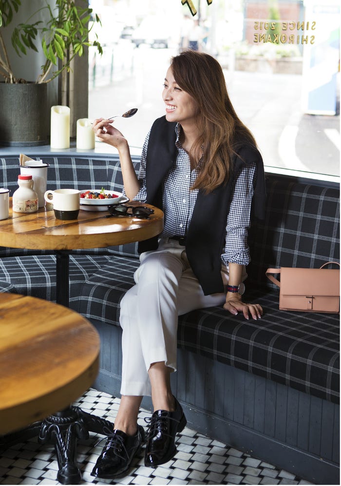 ブラックスエット¥12,000/アダム エ ロペ ギンガムチェックシャツ¥9,500/ELFORBR センタープレスクロップトパンツ¥17,000/デミルクス ビームス(ビームス ハウス 丸の内) テーブルに置いたサングラス¥22,000/レイバン(ミラリ ジャパン) ベルト¥2,990/AG by aquagirl 時計¥22,000/Daniel Wellington(ダニエル・ウェリントン 原宿) ショルダーバッグ¥53,000/PB0110(TOMORROWLAND) パテントレースアップシューズ¥13,000/カロリナ グレイサー(ビームス カスタマーサービスデスク)(C)TOPLOG