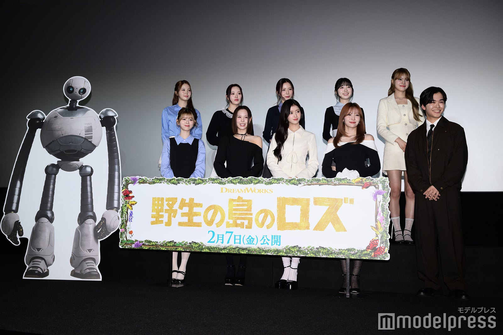 NiziU（後列左から）アヤカ、リオ、マヤ、ミイヒ、ニナ（前列左から）リク、マコ、リマ、マユカ、鈴木福（C）モデルプレス