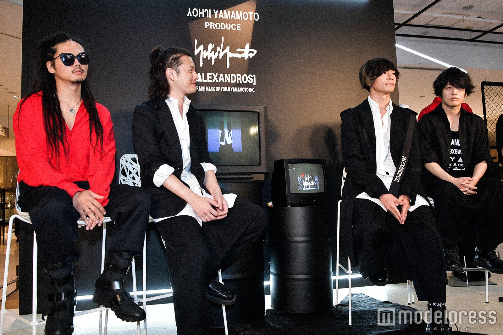 [Alexandros]（左から）庄村聡泰、磯部寛之、川上洋平、白井眞輝 （C）モデルプレス