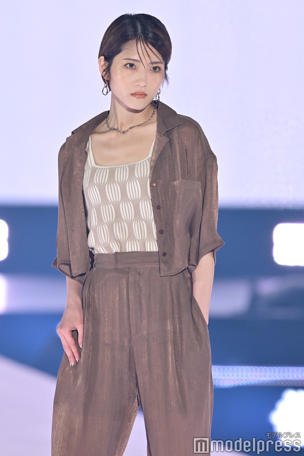 元乃木坂46若月佑美、ショート丈で美スタイル 夏先取りルック