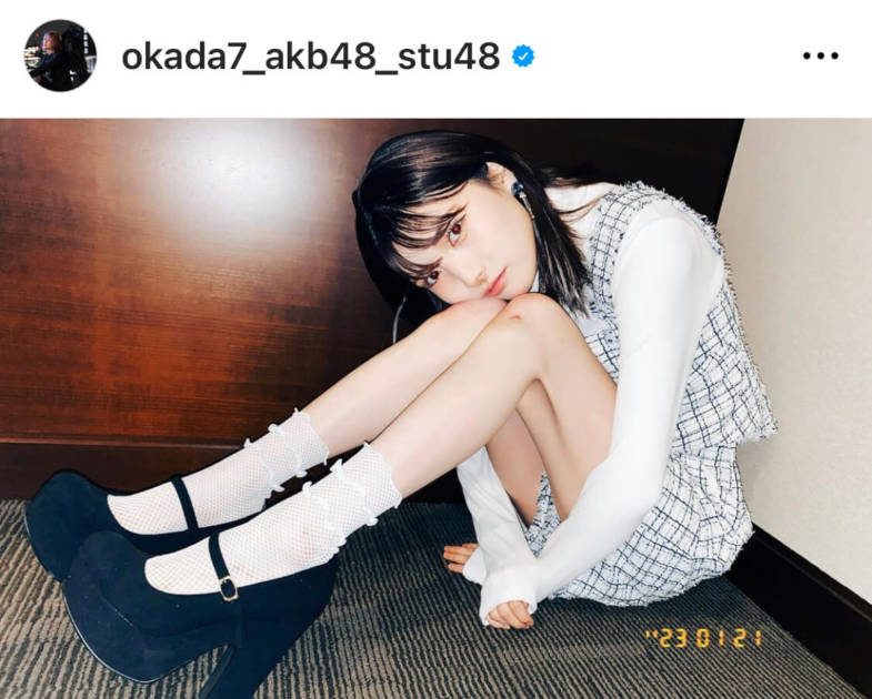 足細くて綺麗」岡田奈々、美スタイル際立つショートパンツSHOTに反響