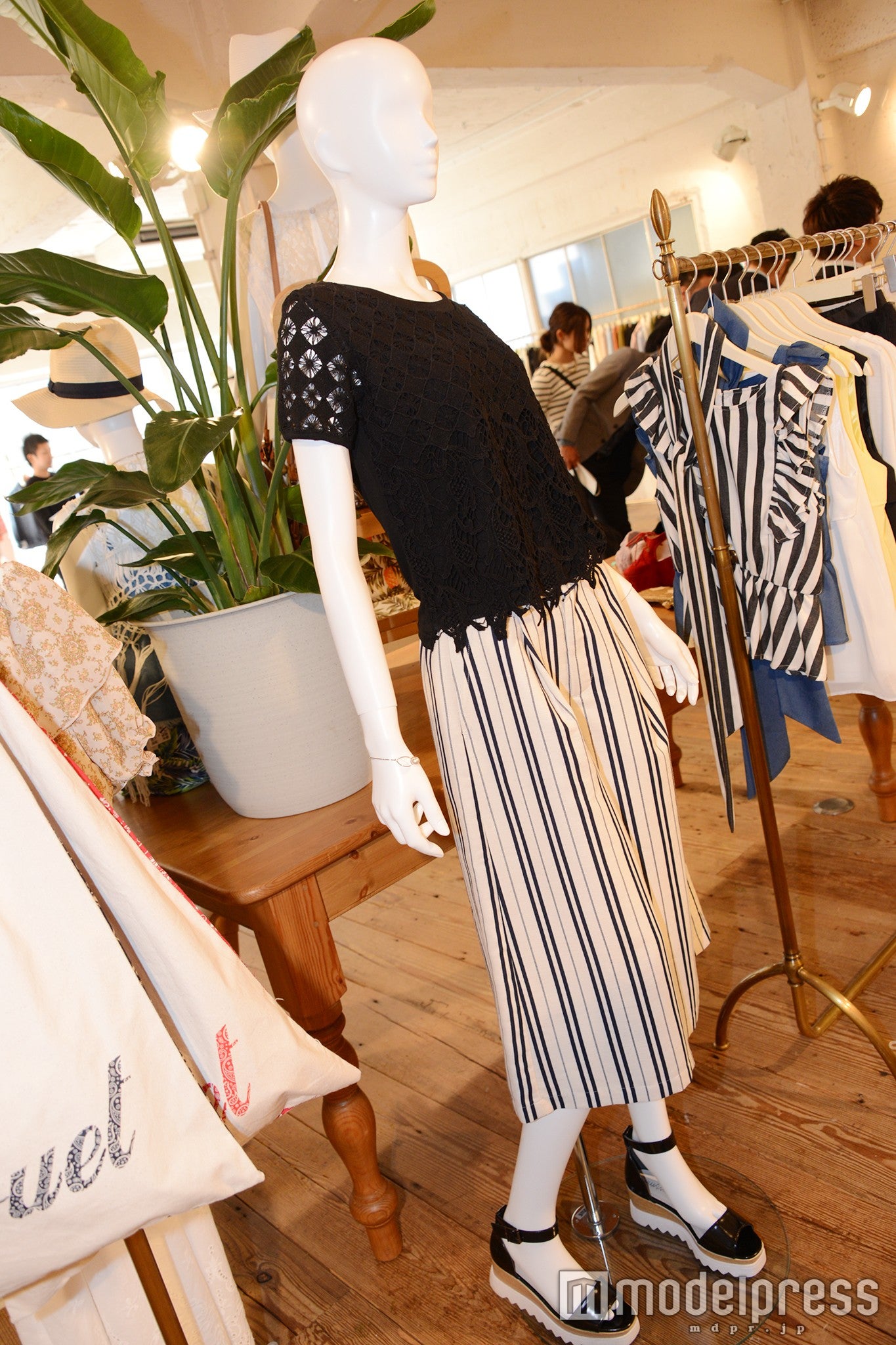 モノトーンコーデはストライプやレースでトレンド感をプラス（C）モデルプレス