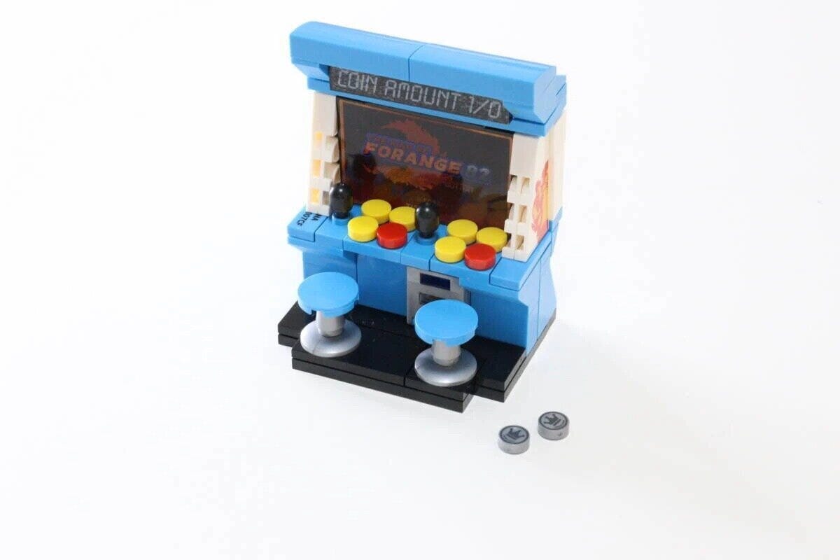 完成したブロックのレトロゲーム機。ボタンやレバー、椅子も再現。 完成したブロックのレトロゲーム機。ボタンやレバー、椅子も再現。