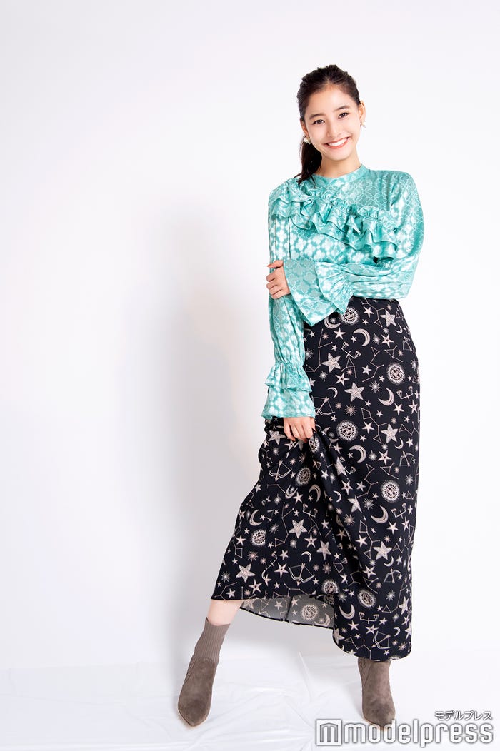 新木優子/スタイリスト:髙野夏季 ヘアメイク:中山友恵(Three PEACE)/トップス:バウム ウンド フェルガーテン スカート:オンリー ハーツ イヤリング:ケネス ジェイ レーン(全てシティショップ) ブーツ:トゥデイフル (LIFE’s 代官山店)(C)モデルプレス