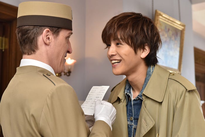 チャド・マレーン、岩田剛典/「崖っぷちホテル!」第1話より(C)日本テレビ