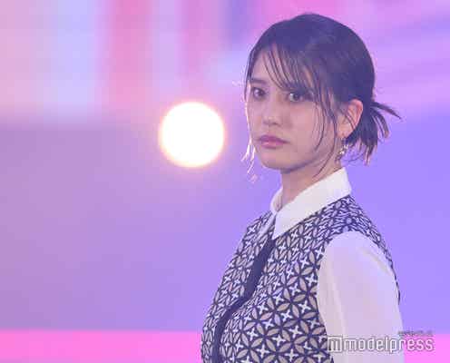 山崎紘菜の色気溢れる “同柄”シャツ×バッグの上級者スタイル<GirlsAward 2023 S/S>