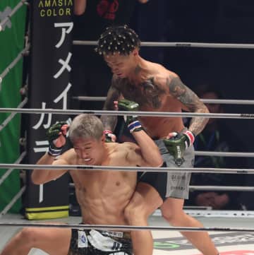 篠塚辰樹の右ストレート爆発KO！冨澤を返り討ち「二度とオレの名前を出すな」【RIZIN】