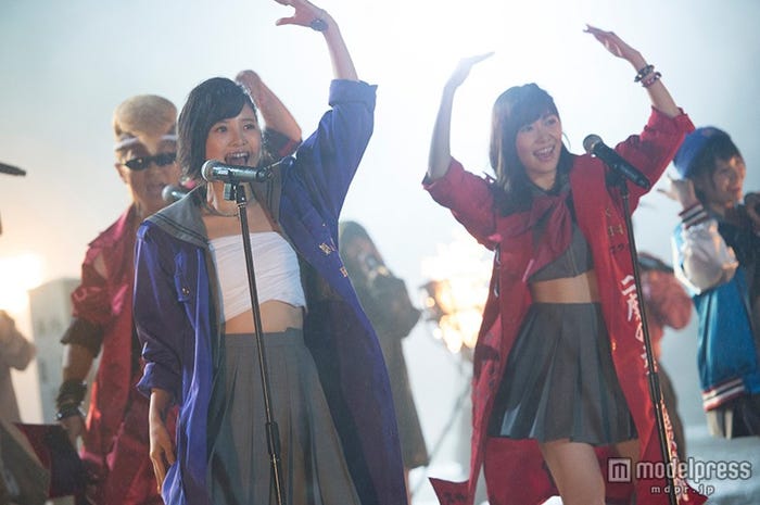 「しぇからしか!」HKT48 feat.氣志團MVのワンシーン(C)AKS