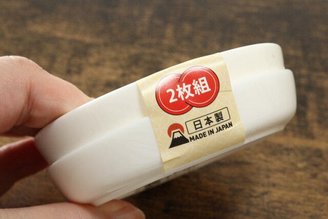 ダイソーの絵が浮き出るしょうゆ皿2P