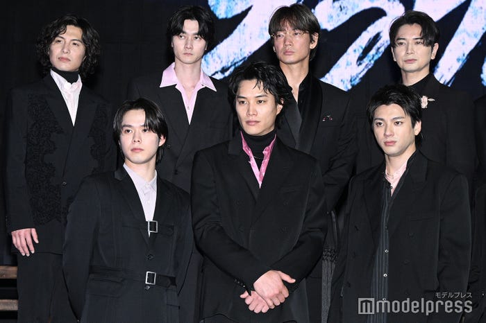 (後列左から)宮崎秋人、栁俊太郎、綾野剛、松本潤(前列左から)細田佳央太、鈴木伸之、山田裕貴(C)モデルプレス
