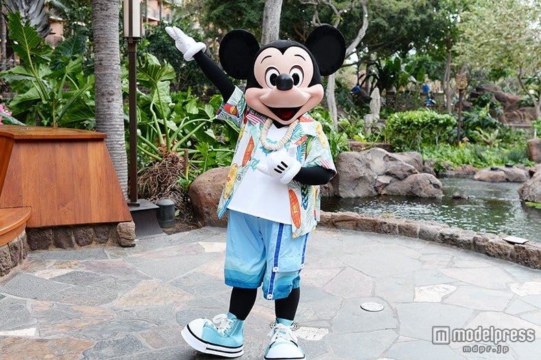 おしゃれなアロハを着たミッキーと記念撮影