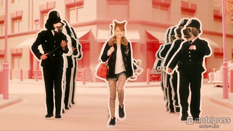 トリンドル玲奈／新CM「キティちゃんと遭遇」篇