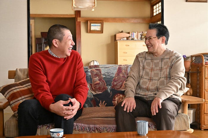 荒川良々、春風亭昇太/ 「100万回 言えばよかった」第2話より(C)TBS