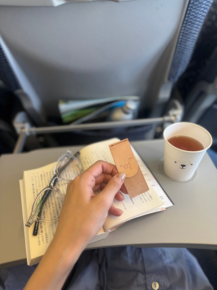 移動時間は好きな読書(提供写真)