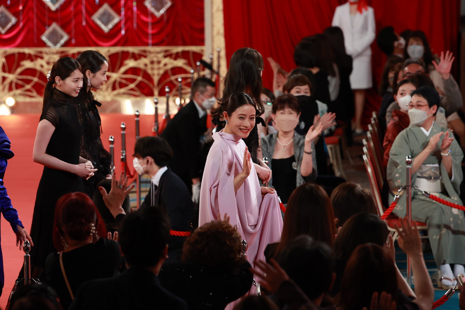 広瀬すず、西野七瀬、石原さとみ（C）東京写真記者協会