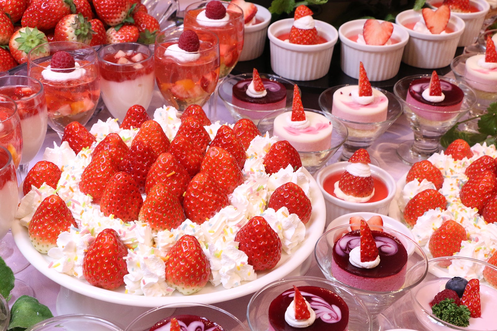 フレッシュないちごやいちごを使用したデザートがずらり／画像提供：あさやホテル