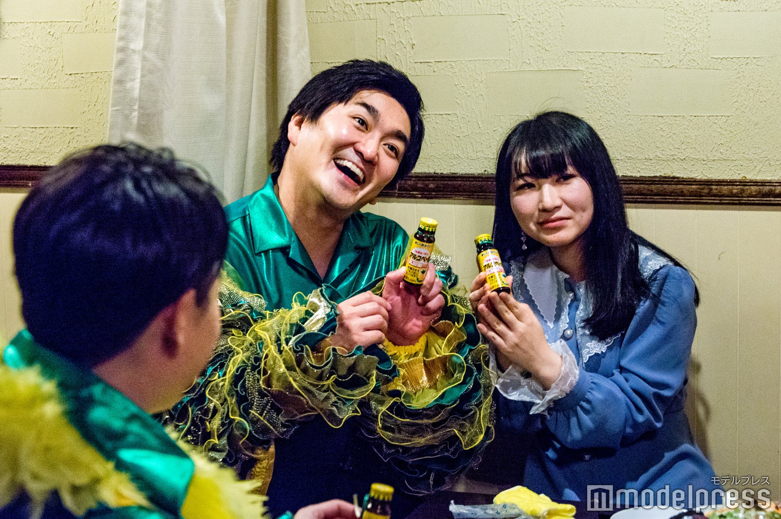 特に好きだという徳井と2ショット撮影 （C）モデルプレス