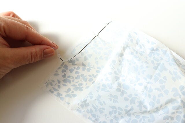 テープ付き携帯ポリ袋　剥離フィルム