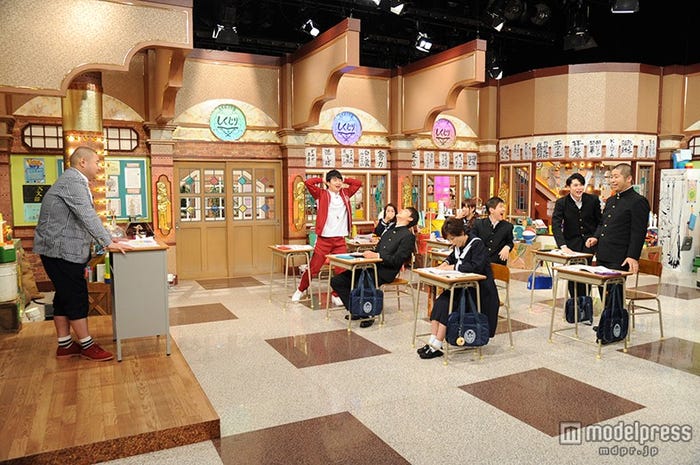 内山信二先生による“早くに成功して、その後の人生を棒に振らないための授業”番組の様子(C)テレビ朝日