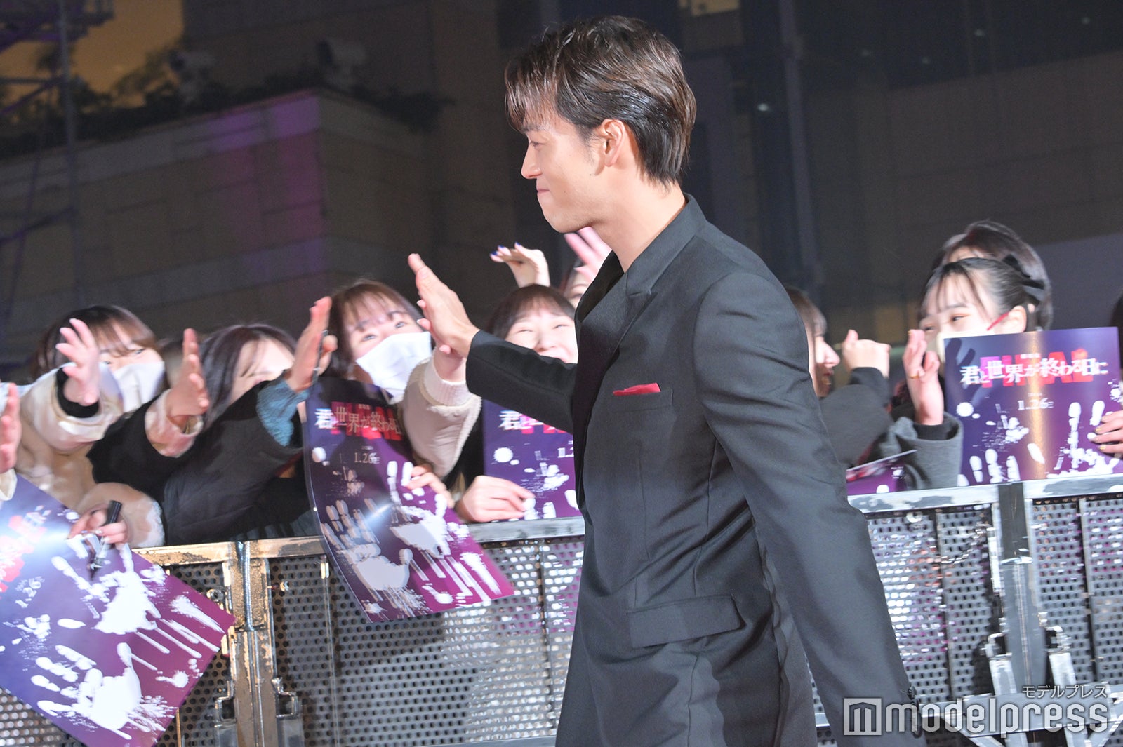 ファンとハイタッチする竹内涼真（C）モデルプレス