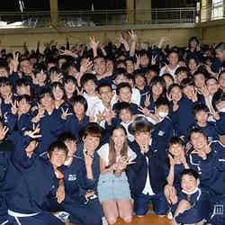 福島第三中学校の学生たちと記念撮影