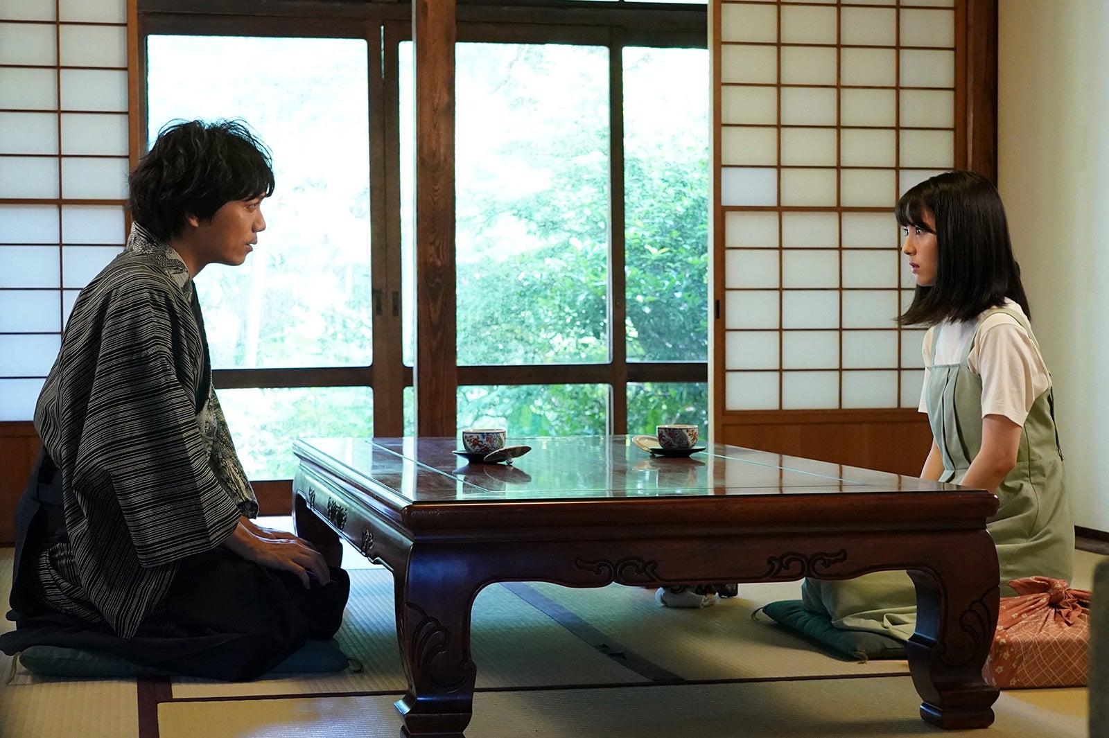 山崎育三郎、浜辺美波「私たちはどうかしている」第5話より（C）日本テレビ