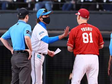 日本ハム・新庄監督、楽天・吉井監督がメンバー交換で話し込む 新庄監督が「5」示す場面も 前日楽天投手陣から5つの死球