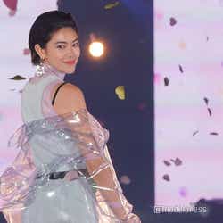 モデルプレス - 森星、美脚を大胆披露 SEXYスリットに釘付け