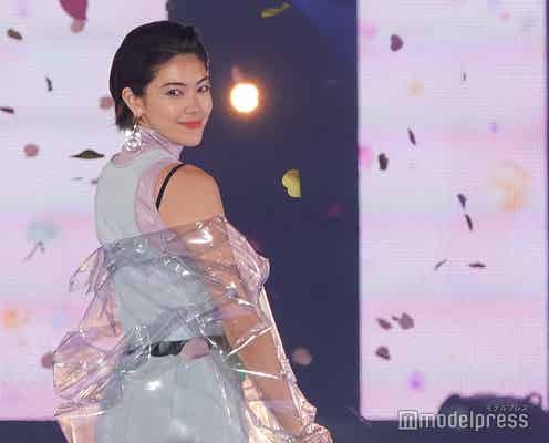 森星、美脚を大胆披露 SEXYスリットに釘付け