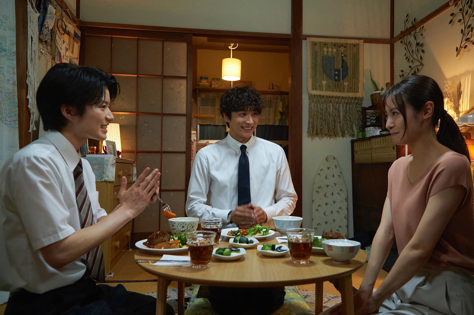 奥智哉、小関裕太、田辺桃子「癒やしのお隣さんには秘密がある」第4話より（C）日本テレビ