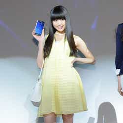モデルプレス - 「Popteen」志田友美、美脚あらわなミニワンピでキュートなランウェイ