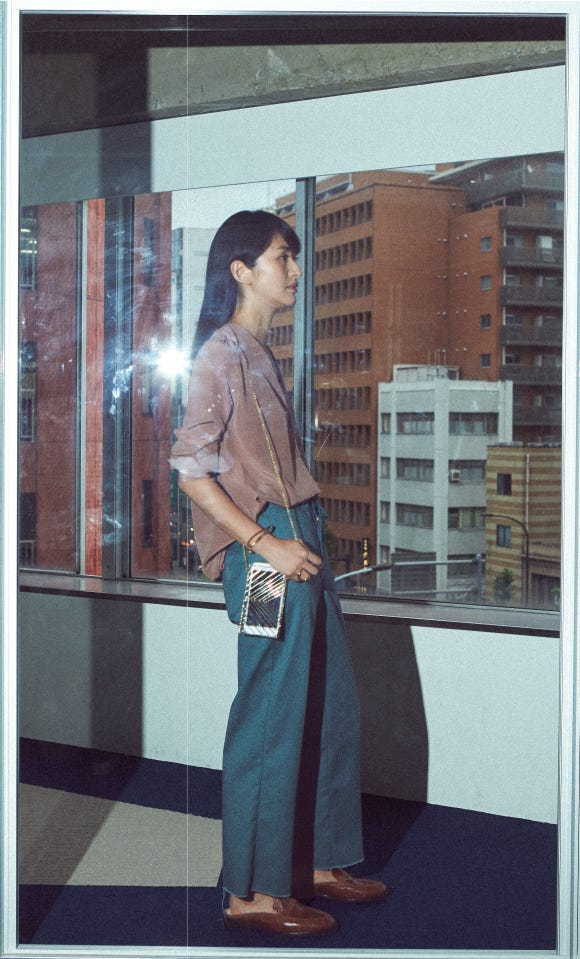 ブラウス¥18,000、Dickiesリメイクパンツ¥13,000/STUNNING LURE、iPhoneケース¥55,000/ANNDRA NEEN リング¥51,000/CHARLOTTE CHESNAIS ミュールスリッパ¥57,000/Alexandre Birman バングル¥118,000/CHARLOTTE CHESNAIS(C)TOPLOG