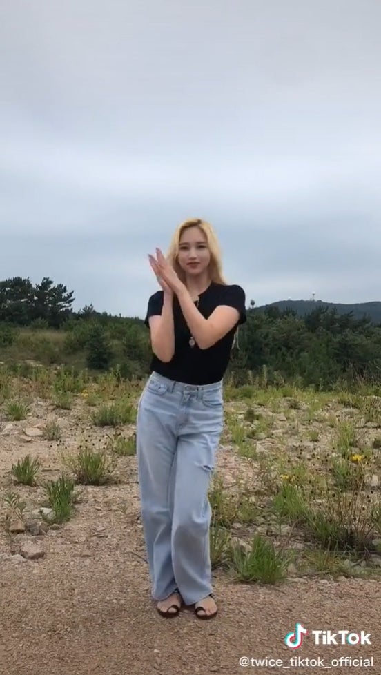 TWICEミナ、後輩・NiziU“縄跳びダンス”にファン歓喜「尊い」「神コラボ」