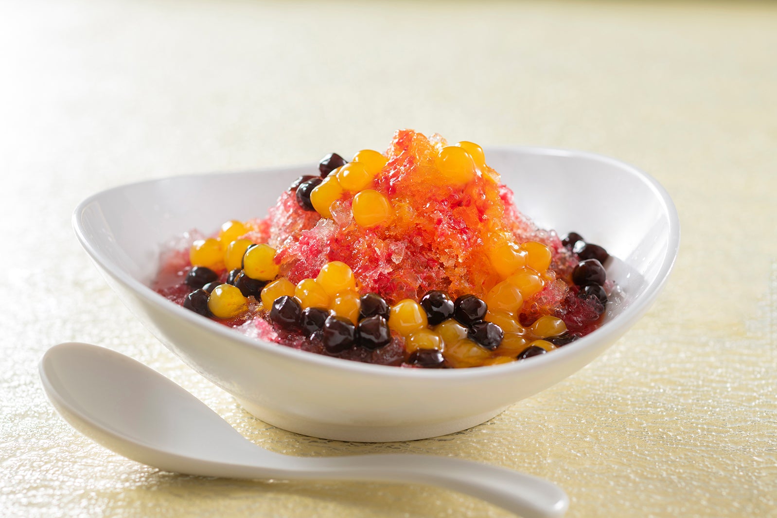 シェイブアイス（豆花（トウファ）、フルーツ、タピオカ）¥1,280（C）Disney