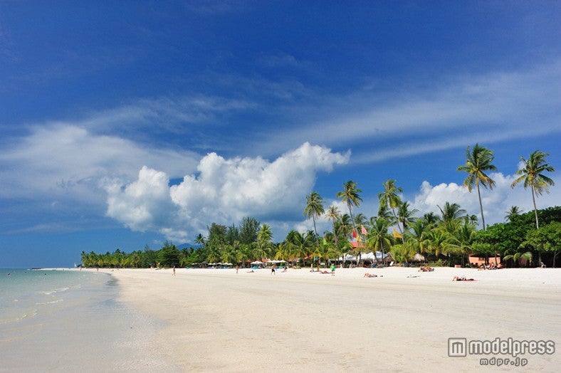 サンゴ礁に囲まれた透明度の高い真っ青な海と白い砂浜のビーチは魅力的