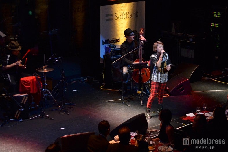 ステージで熱唱するIMALU