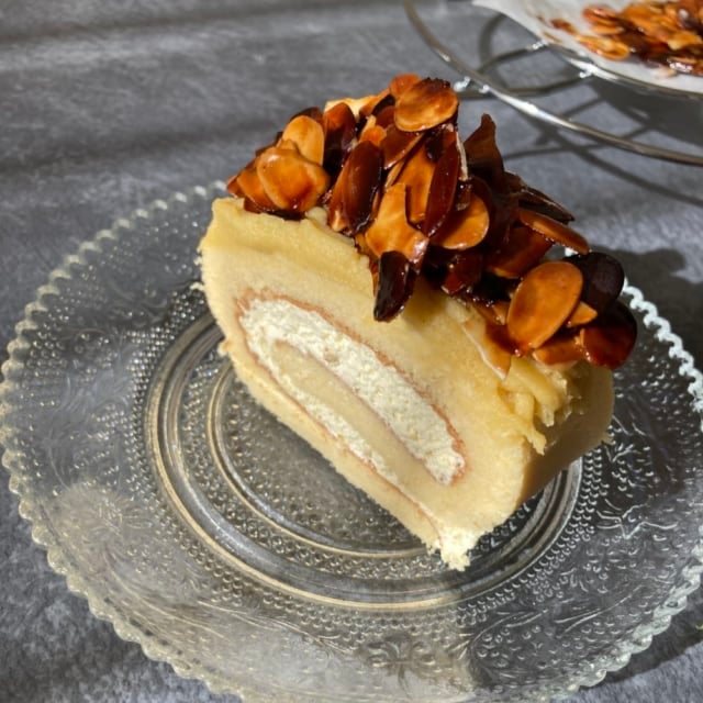 キャラメリゼをのせた成城石井の安納芋のモンブランロール