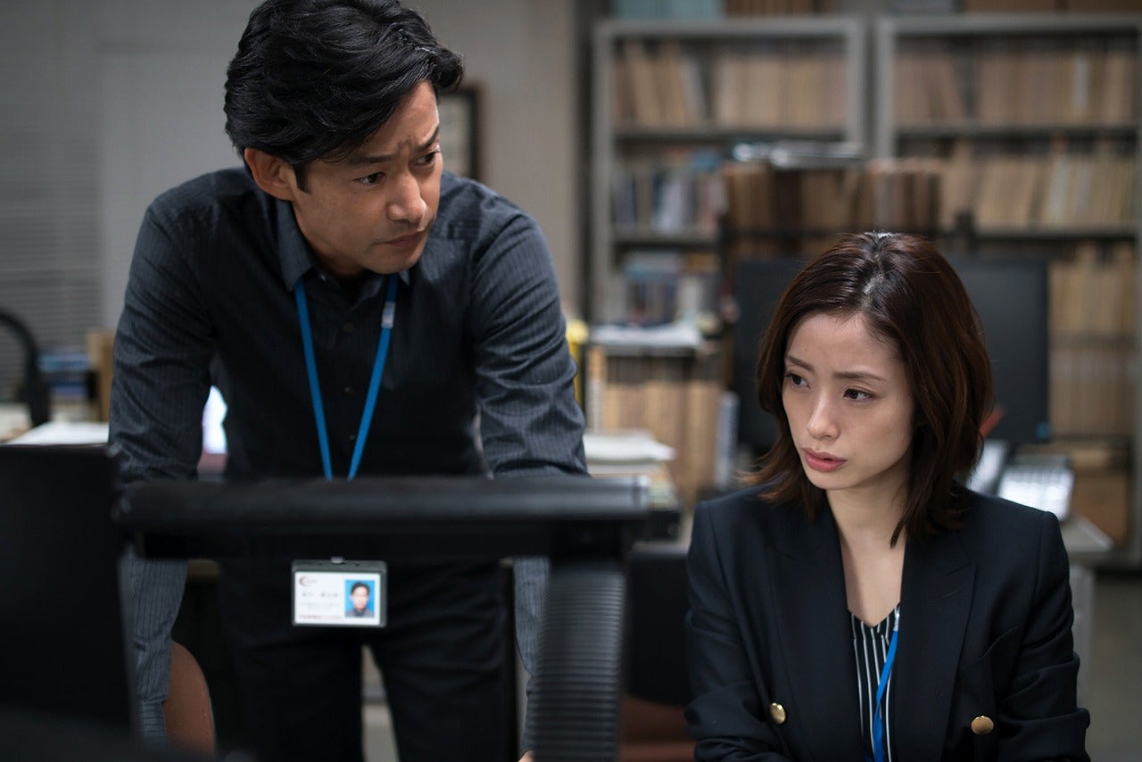 竹野内豊、上戸彩／「ミッドナイト・ジャーナル 消えた誘拐犯を追え！七年目の真実」より（C）テレビ東京