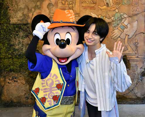 Sexy Zone中島健人、5年ぶりディズニーシーでミッキーと2ショット