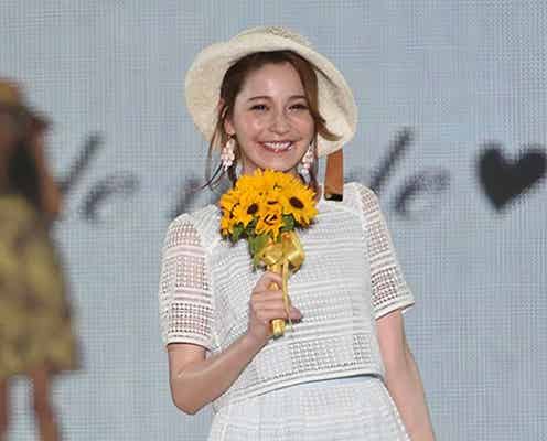 藤井リナ、透け感たっぷりホワイトコーデで美脚ちらり