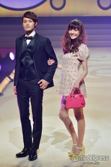 （左より）瀬戸康史、佐藤ありさ