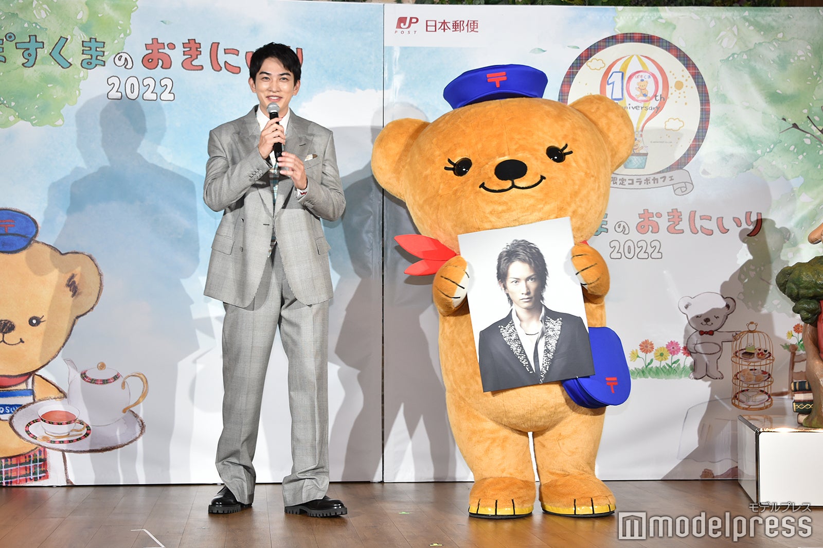 町田啓太のデビュー当時の宣材写真を見せるぽすくまその2（C）モデルプレス