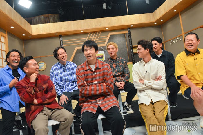 (前列左から)山内健司、濱家隆一、芝大輔、ともしげ(後列左から)盛山晋太郎、リリー、嶋佐和也、屋敷裕政(C)モデルプレス